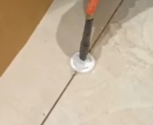 延吉瓷砖空鼓维修公司专业解答瓷砖在铺贴过程中，如果没有涂抹均匀到位的粘结材料（如水泥砂浆或瓷砖胶），可能会导致以下问题
